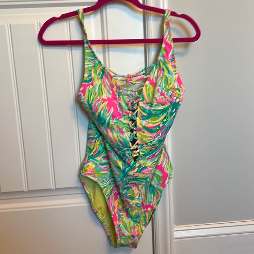 Lilly Pulitzer Isle Lattice one piece, size 6